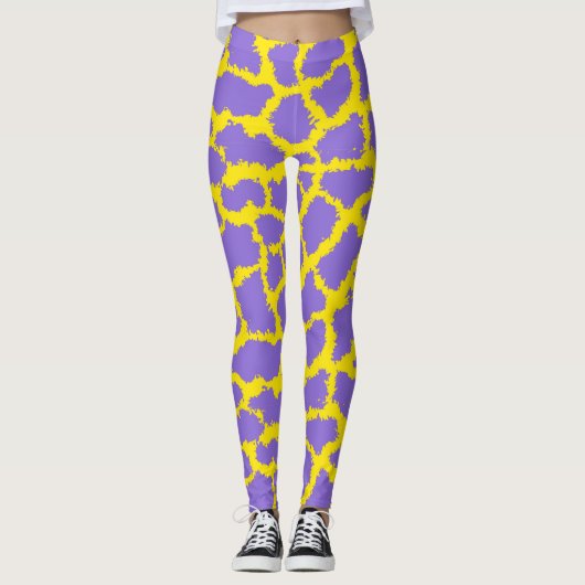 Giraffe Print Leggings mit Lila Hintergrund (Vorderseite)