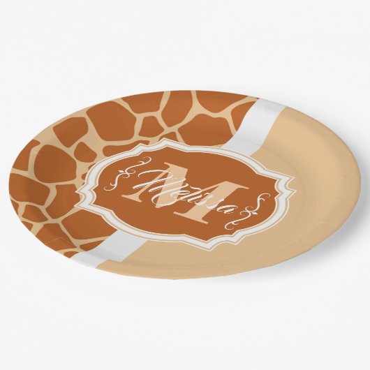 Giraffe Print Monogram Pappteller (Schrägansicht)