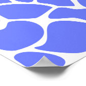 Giraffe Print Muster in Cornflower Blue. Poster (Ecke)