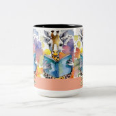 Giraffe Reading the Big Book Two Tone Coffee Tasse (Mittel)