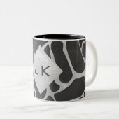 Giraffe Schwarz und Light Gray Monogram Zweifarbige Tasse (VorderseiteRechts)