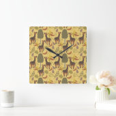 Giraffe seamless pattern yellow background quadratische wanduhr (Zuhause)