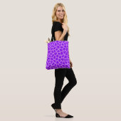 Giraffe Skin Texture Lila Farbmuster Tasche (Am Model)