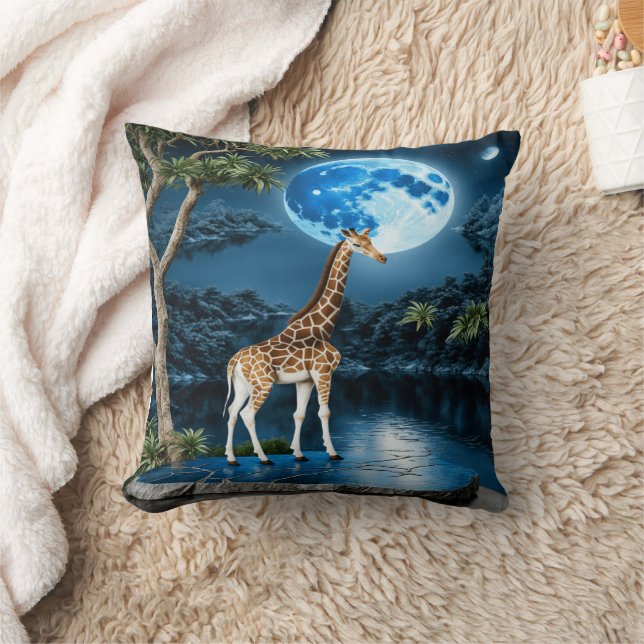 Giraffe Stehend durch Fluss Under Moonlit Sky Kissen (Decke)