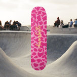 Giraffe Tierdrucke Benutzerdefiniertes Skateboard<br><div class="desc">Safari-Thema. Creme und hellbraune Giraffen bedrucken. Das ist ein einfaches,  elegantes und wildes Design Perfekt für Giraffenliebhaber.</div>