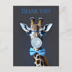 Giraffe trägt Brille, Fliege pustet blaue Kaugummi Postkarte