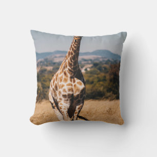 GIRAFFE UMGEBEN VON BRAUNEM GRAS KISSEN