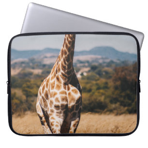 GIRAFFE UMGEBEN VON BRAUNEM GRAS LAPTOPSCHUTZHÜLLE