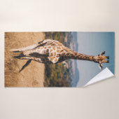 GIRAFFE UMGEBEN VON BROWN GRASS BADEHANDTUCH (Badehandtuch)
