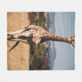 GIRAFFE UMGEBEN VON BROWN GRASS FLEECEDECKE (Vorderseite (Horizontal))