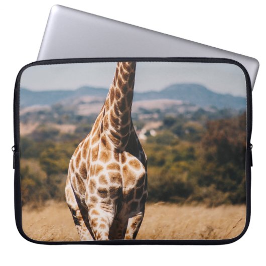 GIRAFFE UMGEBEN VON BROWN GRASS LAPTOPSCHUTZHÜLLE (Vorderseite)
