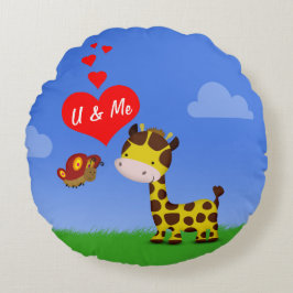 Giraffe und Schmetterling in Liebe Rundes Kissen