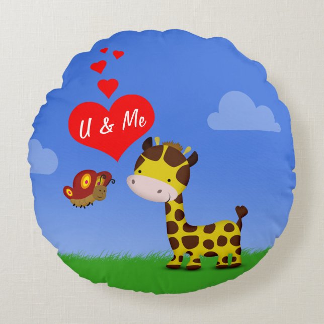 Giraffe und Schmetterling in Liebe Rundes Kissen (Vorderseite)