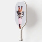 Giraffe wearing glasses blowing a pink bubble gum pickleball schläger (Links)