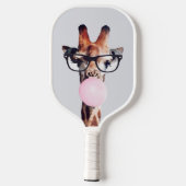 Giraffe wearing glasses blowing a pink bubble gum pickleball schläger (Rückseite)