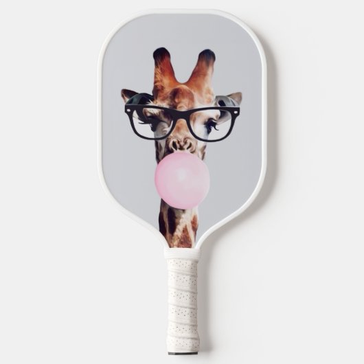 Giraffe wearing glasses blowing a pink bubble gum pickleball schläger (Vorderseite)