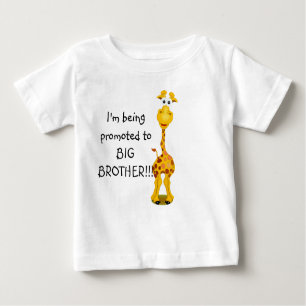 Giraffe zum Big Brother Säugling Tshirt befördert