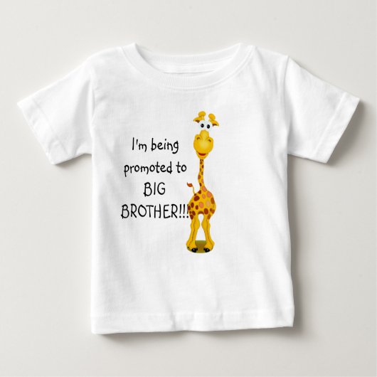 Giraffe zum Big Brother Säugling Tshirt befördert (Vorderseite)