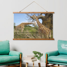 Giraffen auf dem Feld durch ein Baumposter Wandteppich Mit Holzrahmen