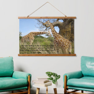 Giraffen auf dem Feld durch ein Baumposter Wandteppich Mit Holzrahmen