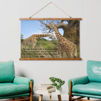 Giraffen auf dem Feld durch ein Baumposter Wandteppich Mit Holzrahmen