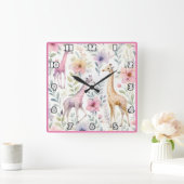 Giraffen, die unter farbenprächtigem Blattwerk in Quadratische Wanduhr (Zuhause)