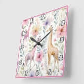 Giraffen, die unter farbenprächtigem Blattwerk in Quadratische Wanduhr (Winkel)