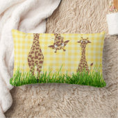 Giraffen im Gras mit Daisies Lendenkissen (Decke)