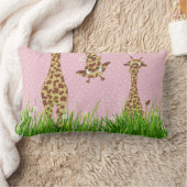 Giraffen im Gras mit Daisies Lumbar Kissen (Decke)