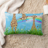 Giraffen im Gras mit Rainbow Lumbar Kissen (Decke)