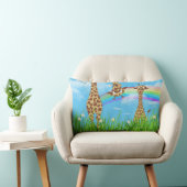 Giraffen im Gras mit Rainbow Lumbar Kissen (Stuhl )