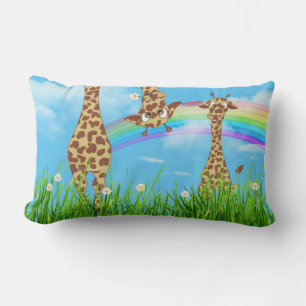 Giraffen im Gras mit Rainbow Lumbar Kissen