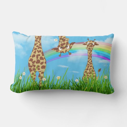 Giraffen im Gras mit Rainbow Lumbar Kissen (Vorderseite)