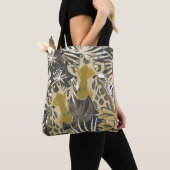 Giraffen im Nachtwald. Tasche (Von Nahem)
