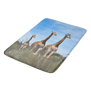 Giraffen in sonniger Graslandschaft Badematte