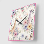 Giraffen kreuzen durch leuchtend afrikanische Blüt Quadratische Wanduhr (Winkel)