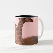 Giraffen mit rosa Himmel Zweifarbige Tasse (VorderseiteRechts)