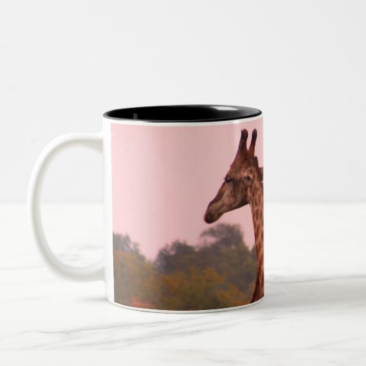Giraffen mit rosa Himmel Zweifarbige Tasse (Links)