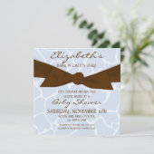 Giraffen-Muster-Babyparty laden mit Brown-Bogen Einladung (Stehend Vorderseite)