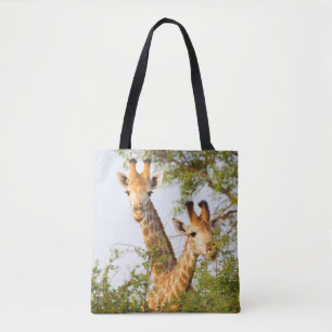 Giraffen spähen über die Vegetation Tasche