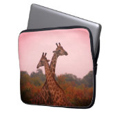 Giraffen, stehend in Mopanobäumen mit rosa Himmel Laptopschutzhülle (Vorderseite Links)