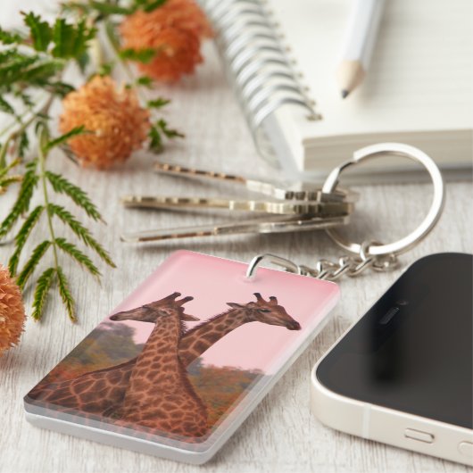 Giraffen, stehend in Mopanobäumen mit rosa Himmel Schlüsselanhänger (Vorderseite rechts)