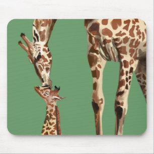 Giraffen- und Babykalbküssen Mousepad