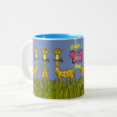 Giraffen und die Schmetterlingsfliege-Tasse Zweifarbige Tasse (Vorderseite Links)