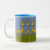 Giraffen und die Schmetterlingsfliege-Tasse Zweifarbige Tasse (Links)