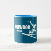 Girdwood Alaska Skier Zweifarbige Tasse (Mittel)