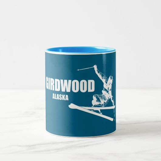 Girdwood Alaska Skier Zweifarbige Tasse (Mittel)