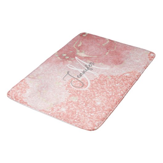 Girl Agate Pink Glitzer Blush Monogram Badematte (Schrägansicht)