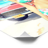 Girl am Strand mit einem klassischen Auto Fotodruck (Ecke)