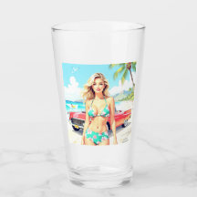 Girl am Strand mit einem klassischen Auto